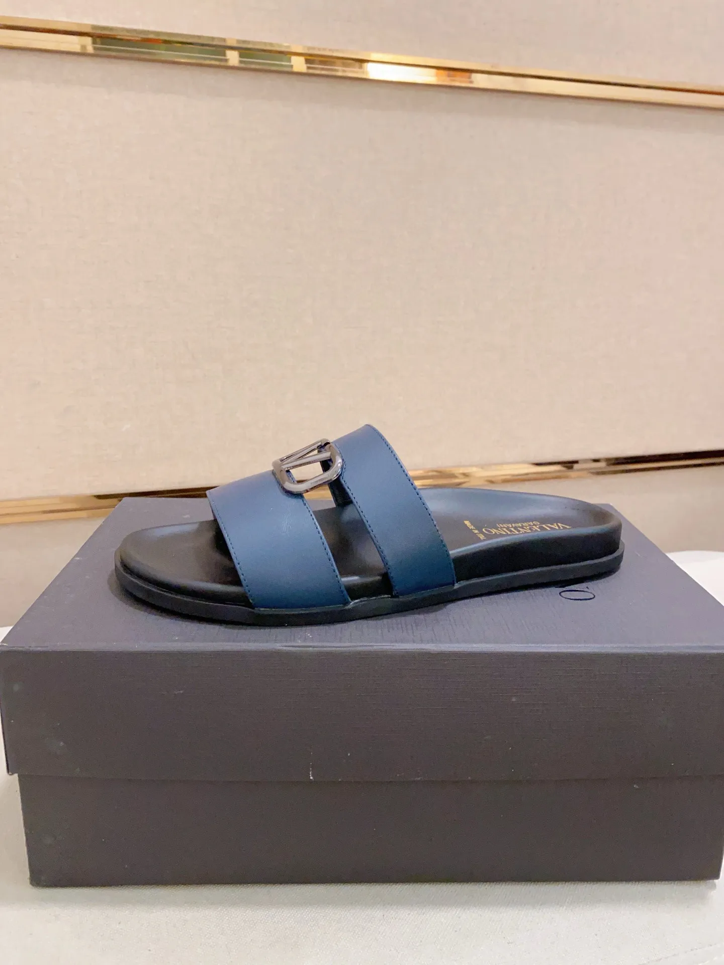 Men's shoes💰: 440💰[Valentino] New men's boutique slippers, counter quality, classic plaid, the actual workmanship is quite complex🔰The uppers are made of imported fabrics➕🐑Sheepskin lining, which tests the craftsman's craftsmanship➕original PU outsole. Size: 38-44 (45 can be customized, non-refundable)